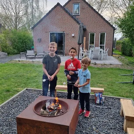 Dom wakacyjny Family Home, Large Garden, Playground Kids, Firepit, Terraces, Sleeps Max 7 And 1 Babycot, Kids Playroom Inside Ewijk