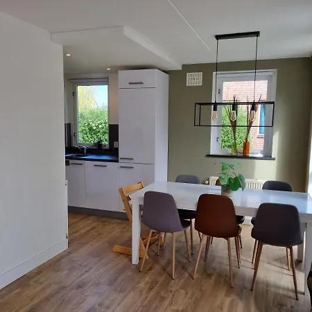 Dom wakacyjny Family Home, Large Garden, Playground Kids, Firepit, Terraces, Sleeps Max 7 And 1 Babycot, Kids Playroom Inside Ewijk