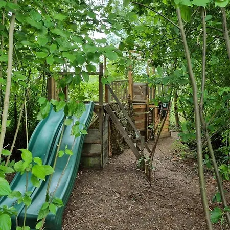 Family Haven: Garden Retreat With Kids' Paradise *