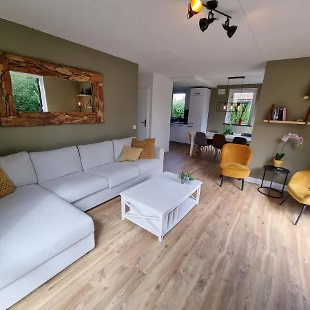 Dom wakacyjny Family Home, Large Garden, Playground Kids, Firepit, Terraces, Sleeps Max 7 And 1 Babycot, Kids Playroom Inside