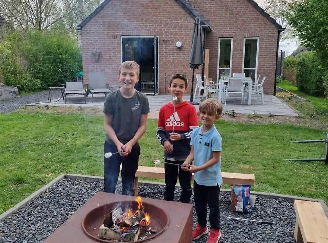 Semesterbostad Family Home, Large Garden, Playground Kids, Firepit, Terraces, Sleeps Max 7 And 1 Babycot, Kids Playroom Inside Ewijk