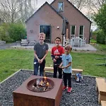 Dom wakacyjny Family Home, Large Garden, Playground Kids, Firepit, Terraces, Sleeps Max 7 And 1 Babycot, Kids Playroom Inside Ewijk