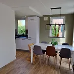 Dom wakacyjny Family Home, Large Garden, Playground Kids, Firepit, Terraces, Sleeps Max 7 And 1 Babycot, Kids Playroom Inside Ewijk
