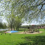 Dom wakacyjny Family Home, Large Garden, Playground Kids, Firepit, Terraces, Sleeps Max 7 And 1 Babycot, Kids Playroom Inside Ewijk