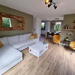 Dom wakacyjny Family Home, Large Garden, Playground Kids, Firepit, Terraces, Sleeps Max 7 And 1 Babycot, Kids Playroom Inside