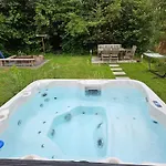 Dom wakacyjny Family Home, Large Garden, Playground Kids, Firepit, Terraces, Sleeps Max 7 And 1 Babycot, Kids Playroom Inside Ewijk