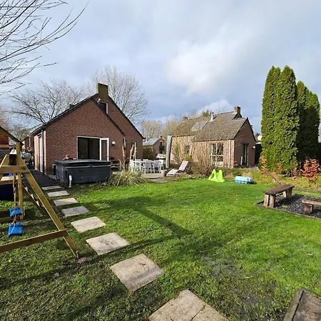 Dom wakacyjny Family Home, Large Garden, Playground Kids, Firepit, Terraces, Sleeps Max 7 And 1 Babycot, Kids Playroom Inside