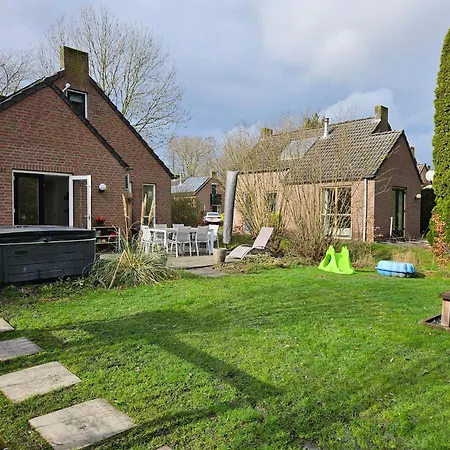 Dom wakacyjny Family Home, Large Garden, Playground Kids, Firepit, Terraces, Sleeps Max 7 And 1 Babycot, Kids Playroom Inside *